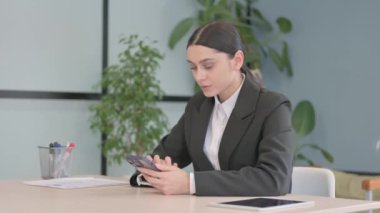 Genç İş Kadını Akıllı Telefondan Şok Edildi