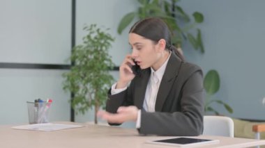 Sinirli genç iş kadını Smartphone 'da bağırıyor