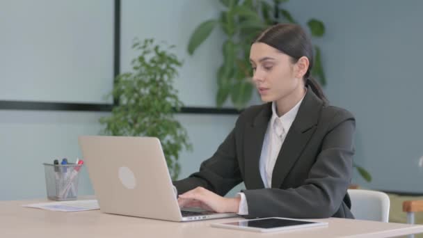 Молодая Предпринимательница Болями Шее Работает Над Ноутбуком — стоковое видео