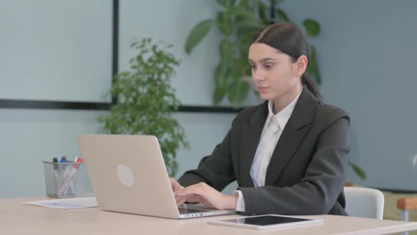 Dizüstü Bilgisayarla Çalışan Sırt Ağrısı Olan Genç Kadını — Stok video