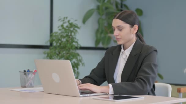 Junge Geschäftsfrau Mit Husten Arbeitet Laptop — Stockvideo