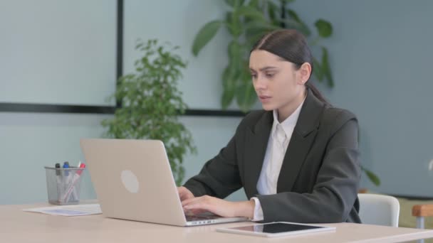 Young Businesswoman Shocked Loss Laptop — Stock Video