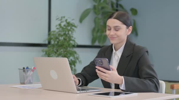 Młoda Bizneswoman Praca Laptopie Korzystanie Smartfona — Wideo stockowe
