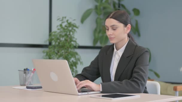 Thumbs Young Businesswoman Working Laptop — Stok Video