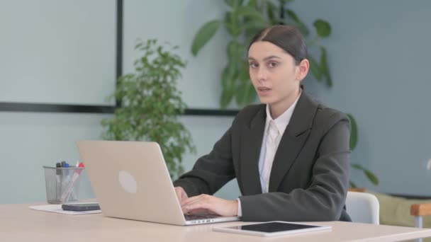 Chockad Ung Affärskvinna Arbetar Laptop — Stockvideo