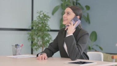 Genç işkadını Smartphone'da konuşuyor