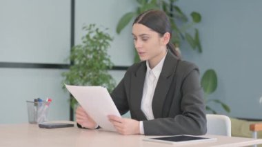 Genç İşkadını İşyerinde Belgeler Okuyor, Evraklar