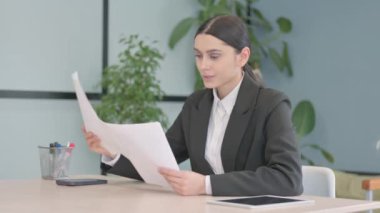 Genç İş Kadını İş Raporuna Tepki Verirken Kutluyor,