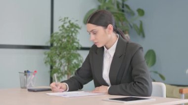 Genç İşkadını Belgeler üzerinde çalışıyor, Evrak işleriyle uğraşıyor