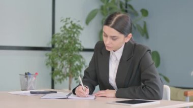 Genç İş Kadını İş yerinde Mektup Yazıyor, Evrak Yazıyor