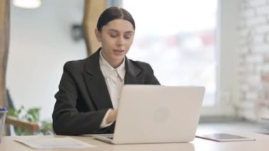 Öksüren Genç İş Kadını Bilgisayarda Çalışıyor