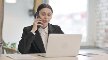 Genç İş Kadını İş yerinde Konuşuyor