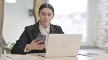 Genç İş Kadını Telefonda Tartışıyor