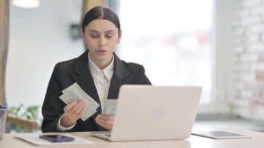 Genç İş Kadını İş yerinde Dolar Sayıyor, Para Kazanıyor
