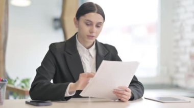 Genç İşkadını İşyerinde Belgeler Okuyor, Evraklar