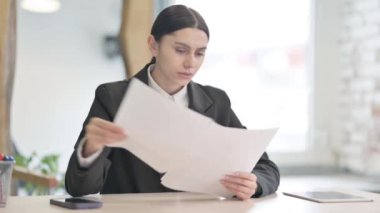 Genç İş Kadını Belgeleri Okurken İş Kaybına Tepki Veriyor