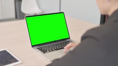 İş kadınını Kapat Yeşil Ekranlı Laptop Kullanıyor