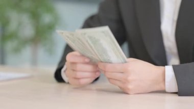 Dolar Sayan İş Kadınının Kapanışı