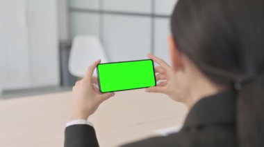 Yeşil Ekran Akıllı Telefonlu İş Kadını