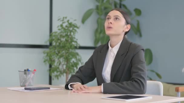Jeune Femme Affaires Colère Dans Frustration Assis Bureau — Video
