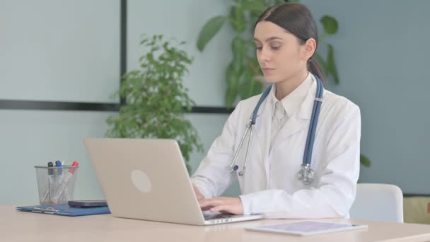 Jovem Médica Trabalhando Laptop Clínica — Vídeo de Stock