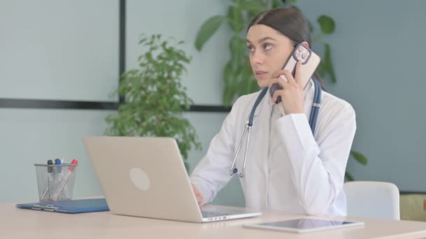 Doctora Joven Hablando Por Teléfono Clínica — Vídeos de Stock
