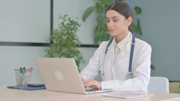 Polegares Para Cima Por Jovem Médico Feminino Laptop Clínica — Vídeo de Stock