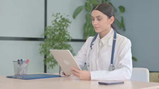 Jovem Médica Usando Tablet Clínica — Vídeo de Stock