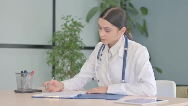 Jovem Médica Trabalhando Relatório Médico Clínica — Vídeo de Stock