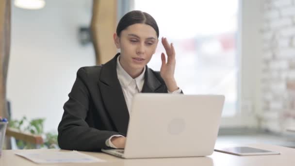 Baş Ağrısı Olan Genç Kadını Dizüstü Bilgisayarda Çalışıyor — Stok video