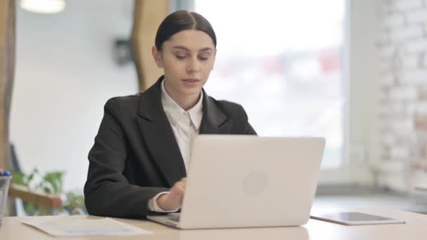 Junge Geschäftsfrau Mit Nackenschmerzen Arbeitet Laptop — Stockvideo