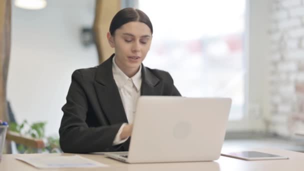 在笔记本电脑上咳嗽的年轻女商人 — 图库视频影像