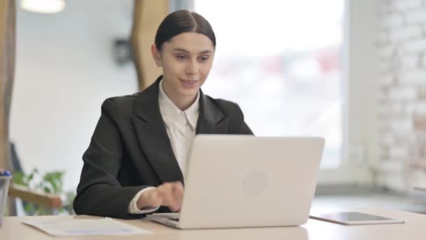 Online Video Chat Przez Młodych Businesswoman Laptopie — Wideo stockowe