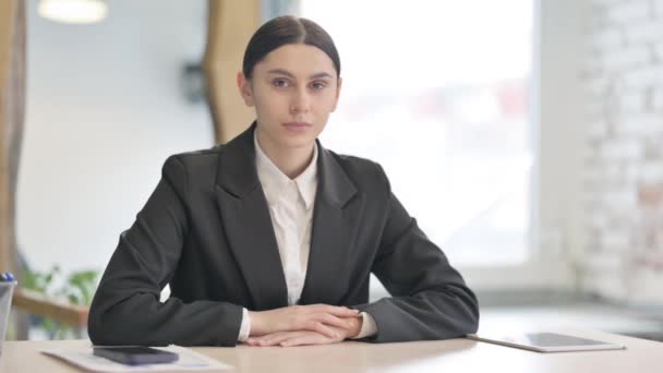 Træt Ung Forretningskvinde Har Hovedpine Arbejdspladsen – Stock-video