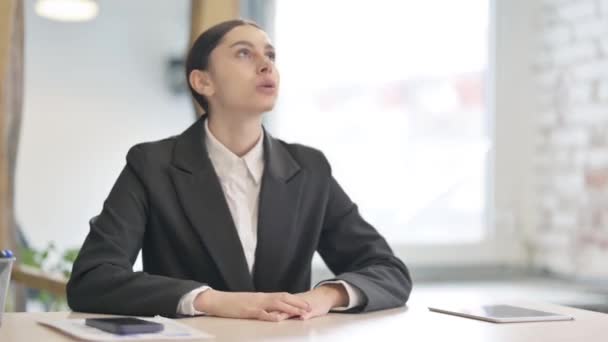 Irritada Jovem Empresária Frustração Sentado Trabalho — Vídeo de Stock
