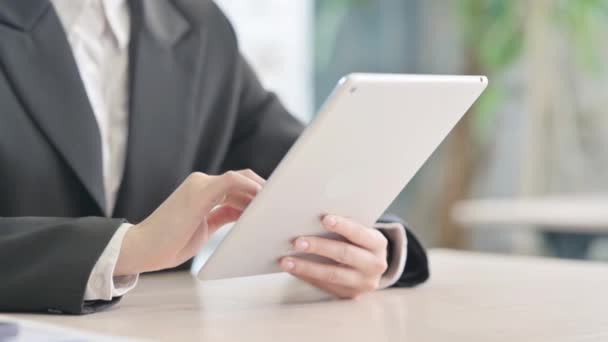 Κοντινό Πλάνο Του Businesswoman Χέρι Χρησιμοποιώντας Tablet — Αρχείο Βίντεο