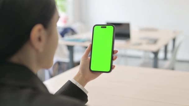 Närbild Affärskvinna Använda Telefon Med Grön Skärm — Stockvideo