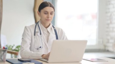 Klinikteki Laptop 'ta Genç Kadın Doktor' dan Baş Parmakla