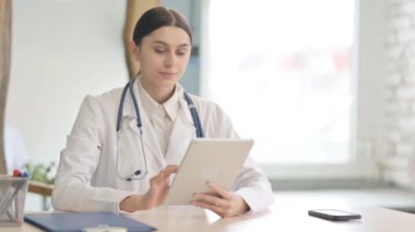 Klinikte Tablet kullanan genç bayan doktor