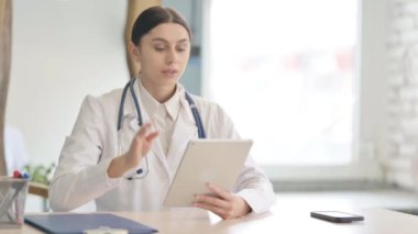 Klinikteki Genç Kadın Doktor 'un Tablet' te Online Video Sohbeti