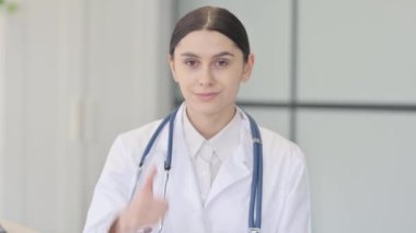 Klinikte Genç Kadın Doktor 'dan Baş Parmakla