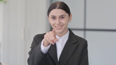 Buisnessman 'ın Portresi Yeni İnsanları Davet Ediyor