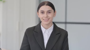 Kameraya El sallayan Buisnessman 'ın Portresi