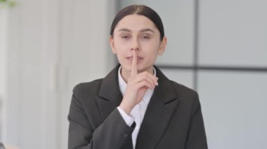 Dudakları Parmaklı Genç İş Kadını Portresi