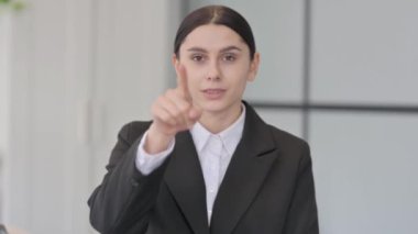 Kamerayı işaret eden Buisnessman 'ın Portresi