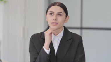 Yeni Fikri Olan Genç İş Kadını Beyin Fırtınası Portresi
