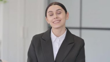 Çevrimiçi Video Sohbeti Yapan Genç İş Kadını