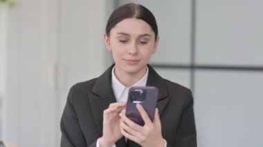 Smartphone kullanan Genç İş kadınının Portresi
