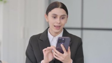 Smartphone 'da Başarıyı Kutlayan Genç İş kadınının Portresi