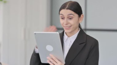 Tablet 'te Video Sohbeti yapan Genç İş kadınının Portresi